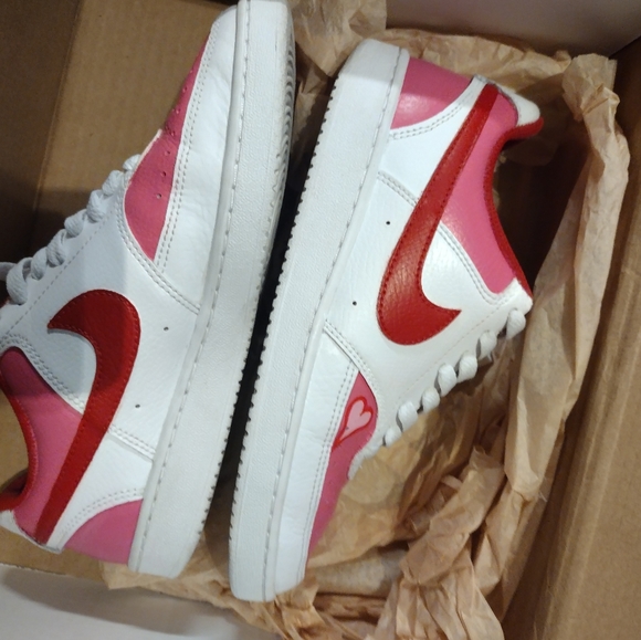 Custom Valentine's Day court vision low. Women's size 7 - Picture 4 of 6